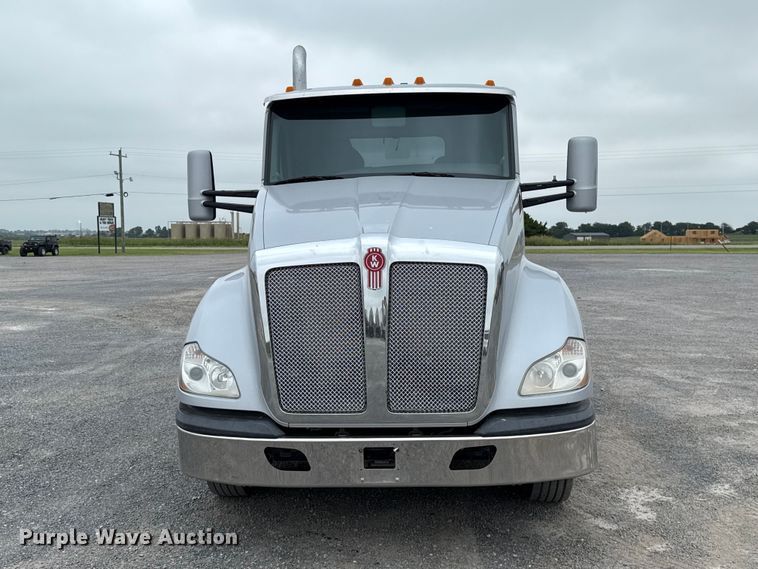 image for item ET6347 2016 Kenworth T680 semi truck