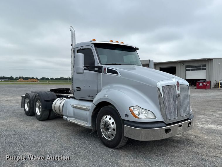 image for item ET6347 2016 Kenworth T680 semi truck