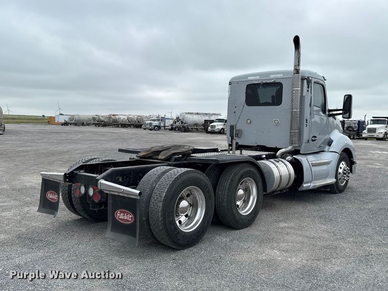 image for item ET6347 2016 Kenworth T680 semi truck