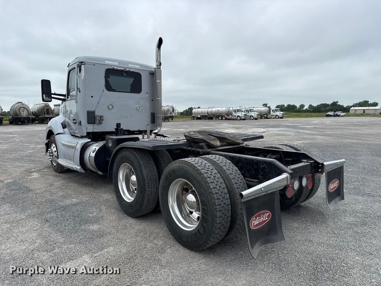 image for item ET6347 2016 Kenworth T680 semi truck
