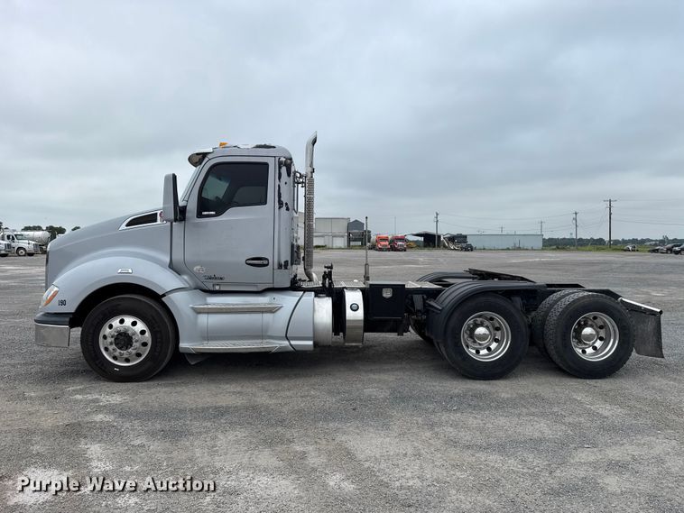 image for item ET6347 2016 Kenworth T680 semi truck