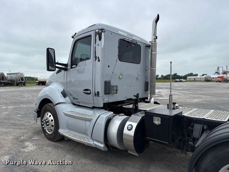 image for item ET6347 2016 Kenworth T680 semi truck
