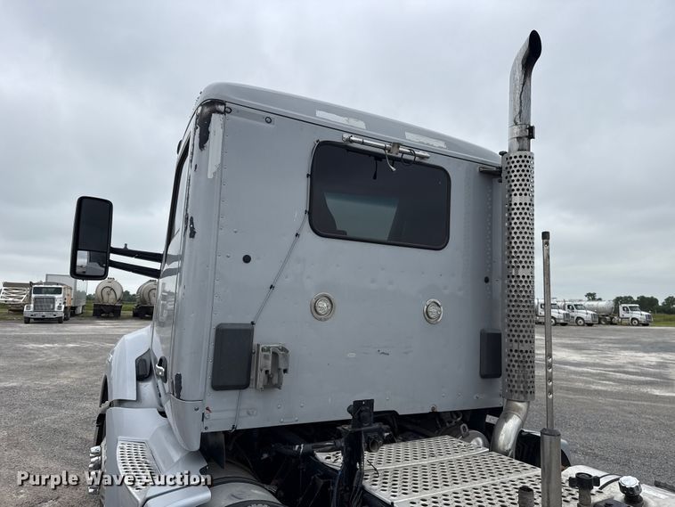 image for item ET6347 2016 Kenworth T680 semi truck
