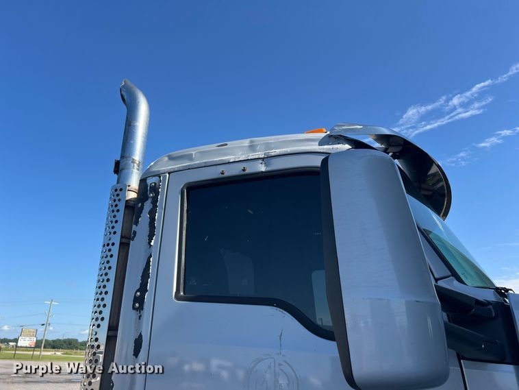 image for item ET6347 2016 Kenworth T680 semi truck
