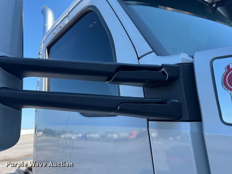 image for item ET6347 2016 Kenworth T680 semi truck