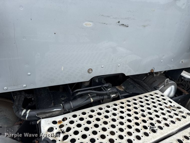 image for item ET6347 2016 Kenworth T680 semi truck