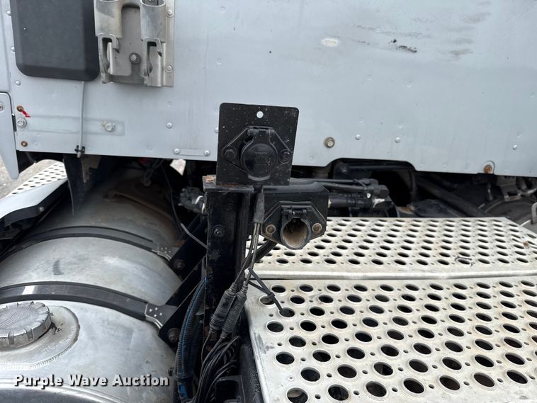 image for item ET6347 2016 Kenworth T680 semi truck