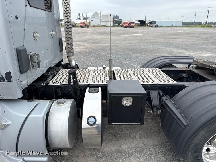 image for item ET6347 2016 Kenworth T680 semi truck