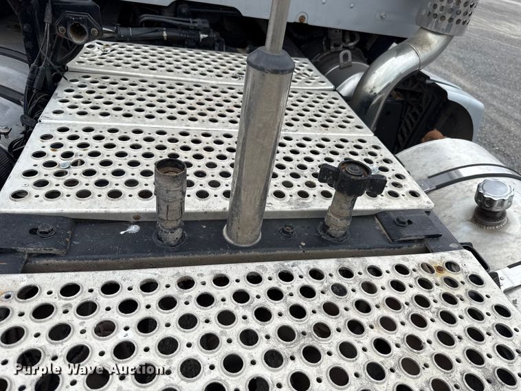 image for item ET6347 2016 Kenworth T680 semi truck