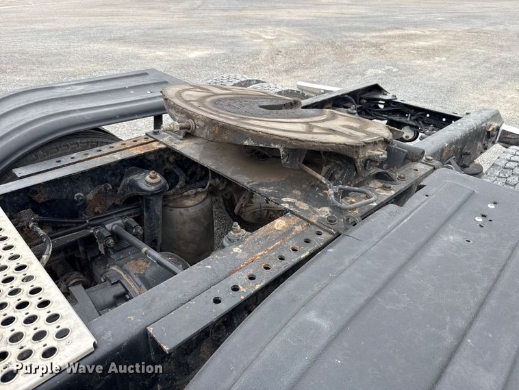 image for item ET6347 2016 Kenworth T680 semi truck