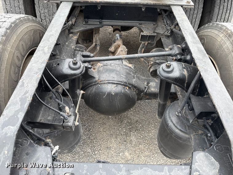 image for item ET6347 2016 Kenworth T680 semi truck
