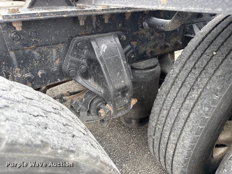 image for item ET6347 2016 Kenworth T680 semi truck