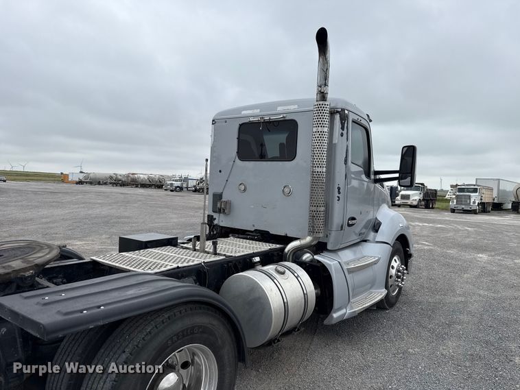 image for item ET6347 2016 Kenworth T680 semi truck