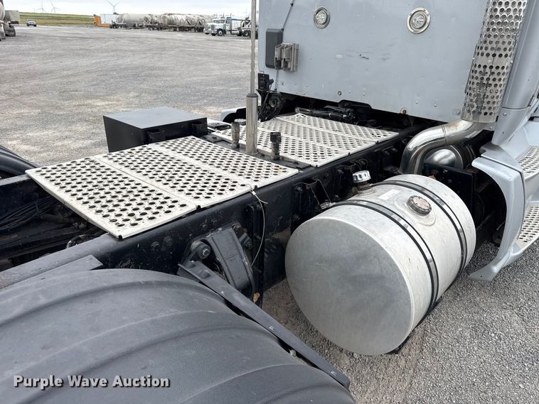 image for item ET6347 2016 Kenworth T680 semi truck
