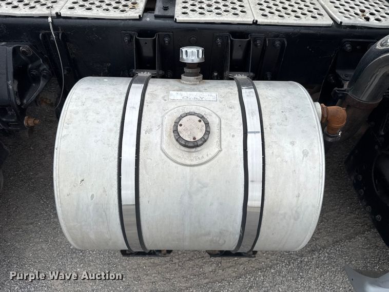 image for item ET6347 2016 Kenworth T680 semi truck