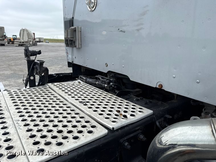 image for item ET6347 2016 Kenworth T680 semi truck