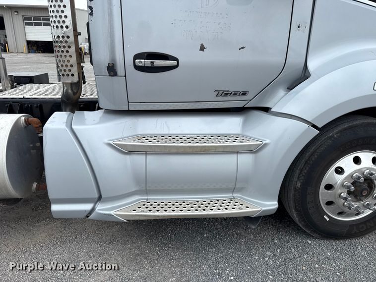 image for item ET6347 2016 Kenworth T680 semi truck