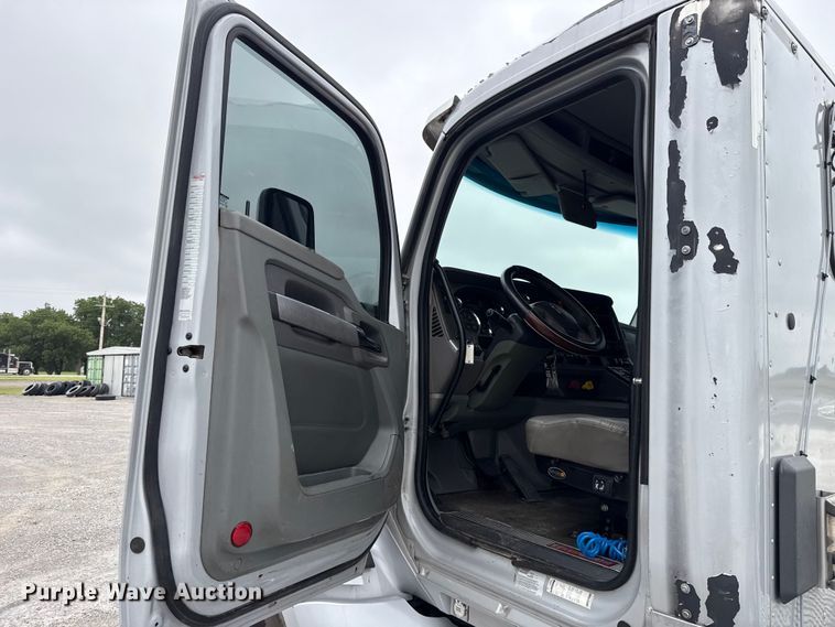 image for item ET6347 2016 Kenworth T680 semi truck