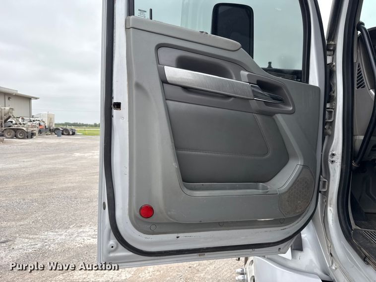 image for item ET6347 2016 Kenworth T680 semi truck
