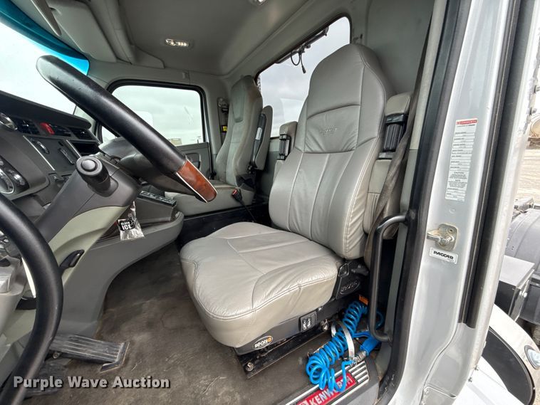 image for item ET6347 2016 Kenworth T680 semi truck