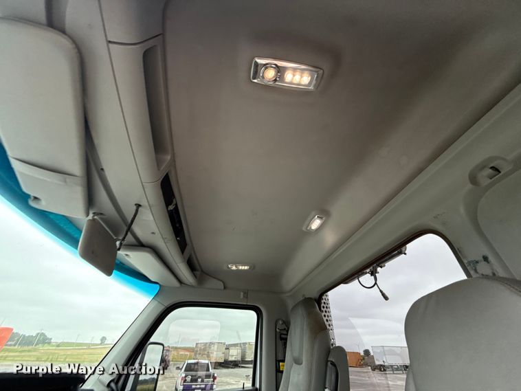 image for item ET6347 2016 Kenworth T680 semi truck