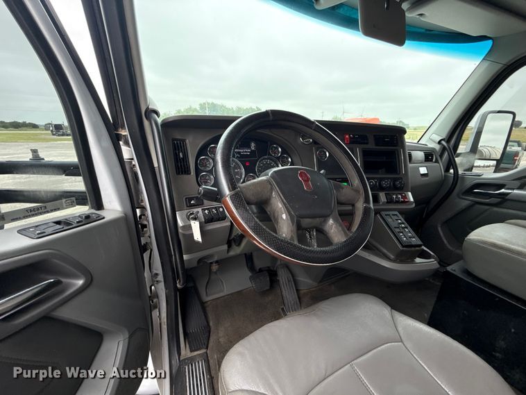 image for item ET6347 2016 Kenworth T680 semi truck