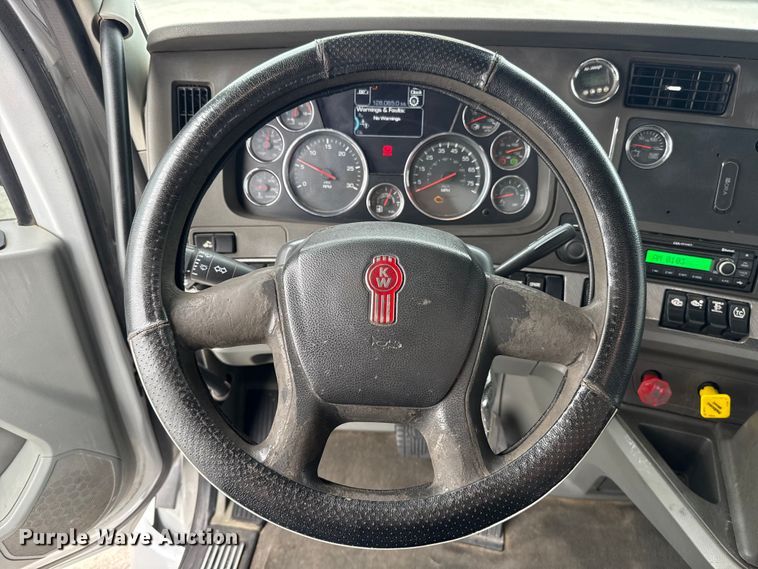image for item ET6347 2016 Kenworth T680 semi truck