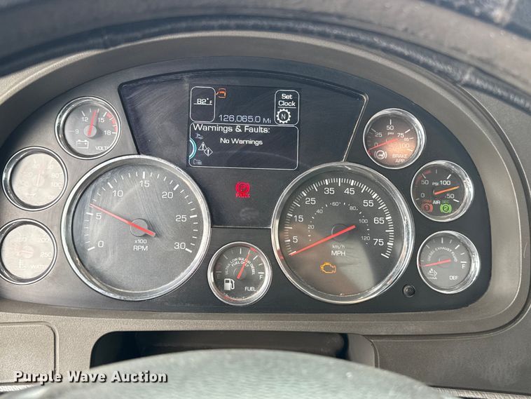 image for item ET6347 2016 Kenworth T680 semi truck