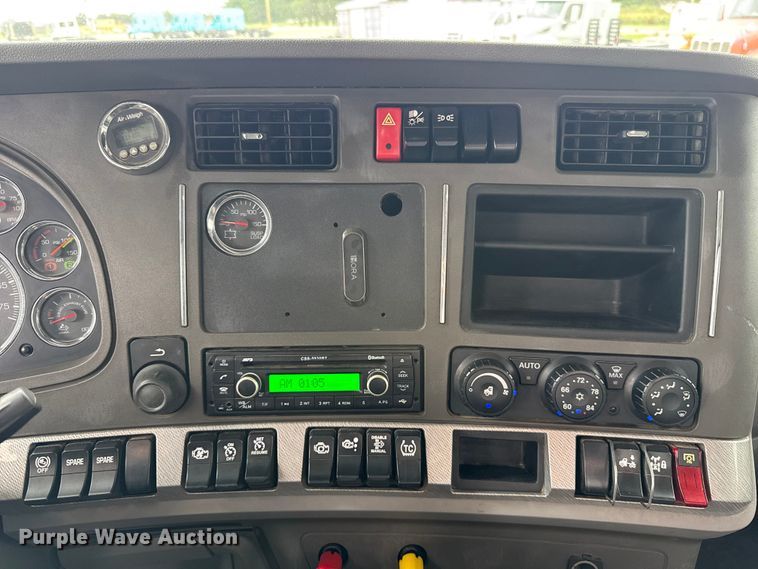 image for item ET6347 2016 Kenworth T680 semi truck