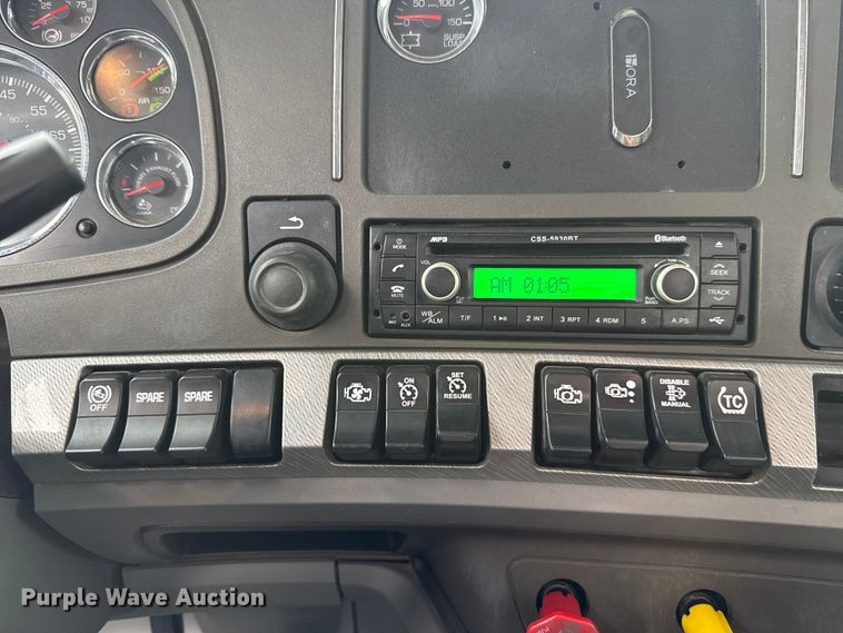 image for item ET6347 2016 Kenworth T680 semi truck