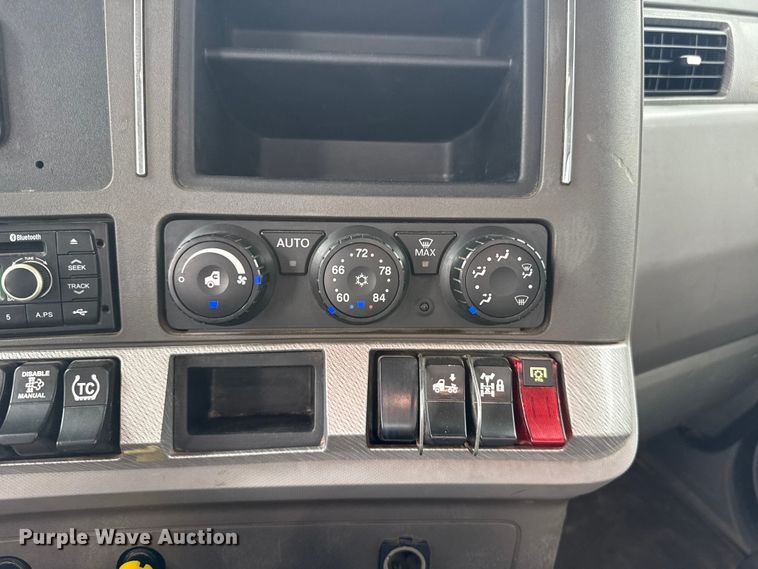 image for item ET6347 2016 Kenworth T680 semi truck