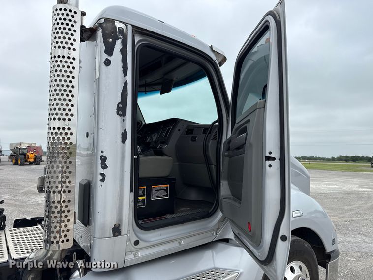 image for item ET6347 2016 Kenworth T680 semi truck