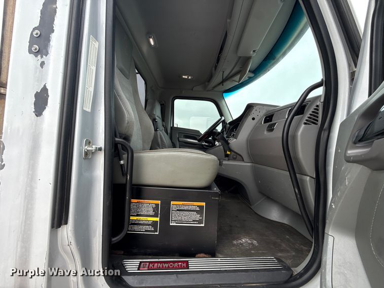 image for item ET6347 2016 Kenworth T680 semi truck