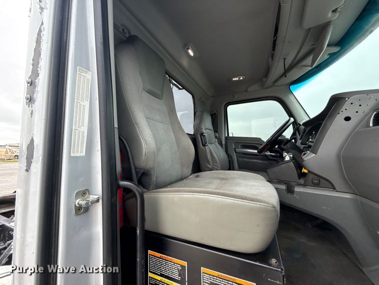 image for item ET6347 2016 Kenworth T680 semi truck