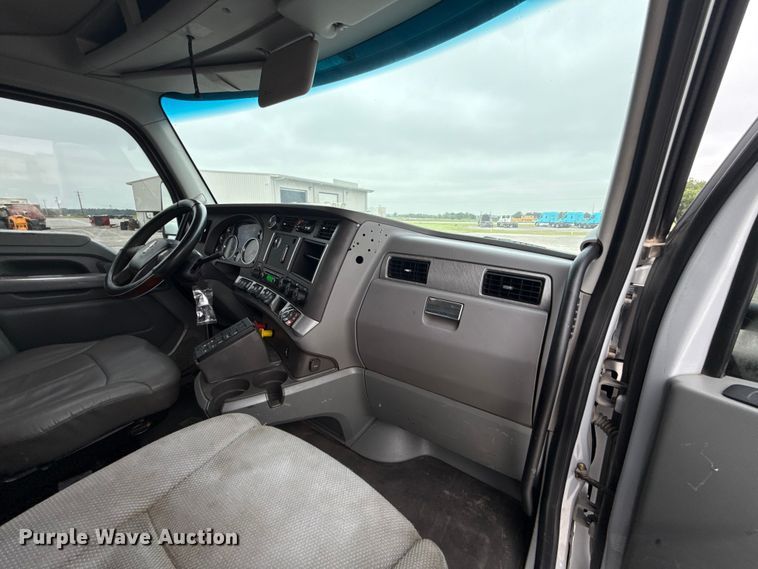 image for item ET6347 2016 Kenworth T680 semi truck