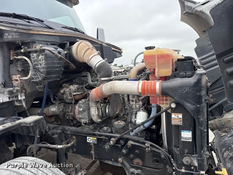 image for item ET6347 2016 Kenworth T680 semi truck