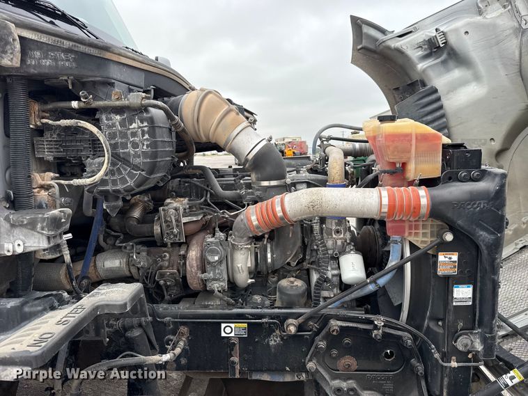 image for item ET6347 2016 Kenworth T680 semi truck