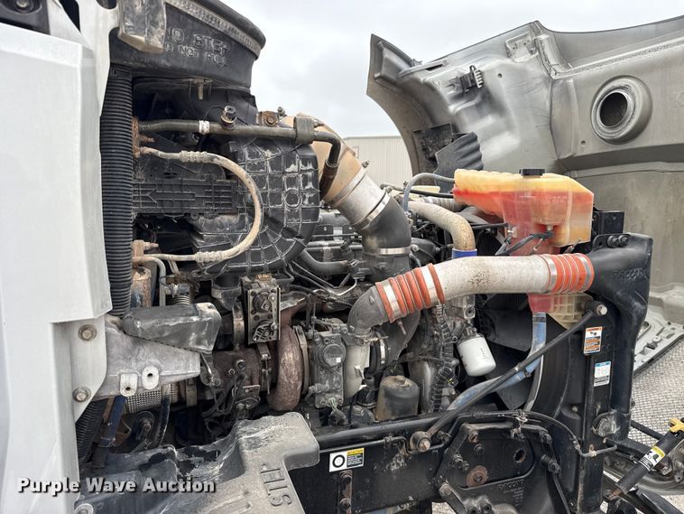 image for item ET6347 2016 Kenworth T680 semi truck
