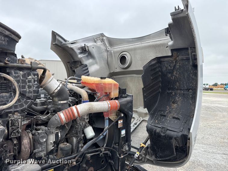 image for item ET6347 2016 Kenworth T680 semi truck