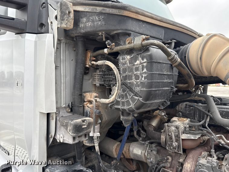image for item ET6347 2016 Kenworth T680 semi truck