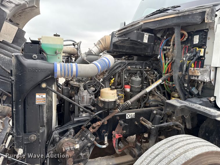 image for item ET6347 2016 Kenworth T680 semi truck