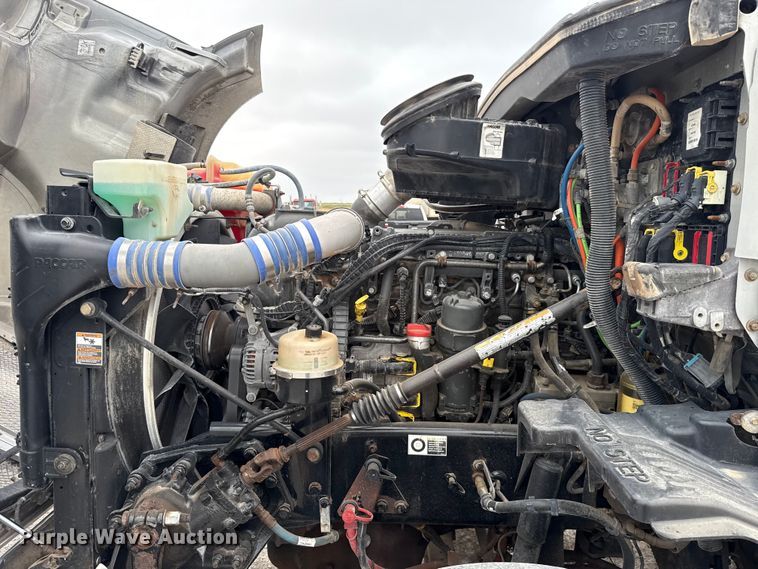 image for item ET6347 2016 Kenworth T680 semi truck