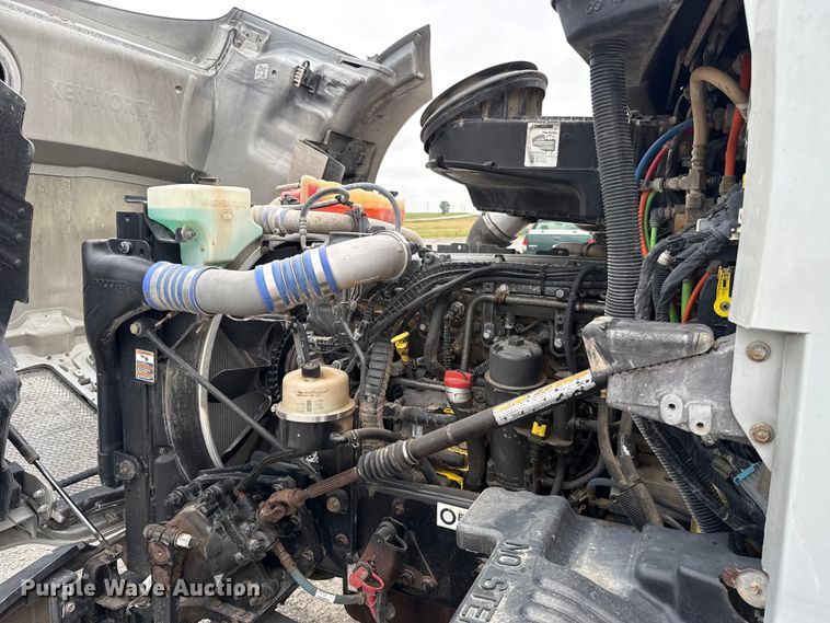 image for item ET6347 2016 Kenworth T680 semi truck
