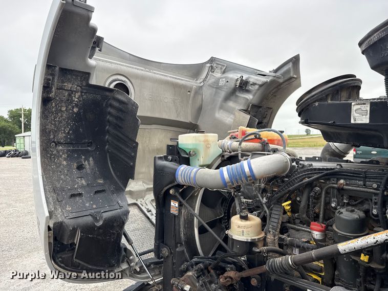 image for item ET6347 2016 Kenworth T680 semi truck
