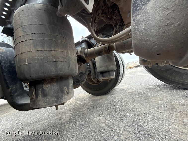 image for item ET6347 2016 Kenworth T680 semi truck