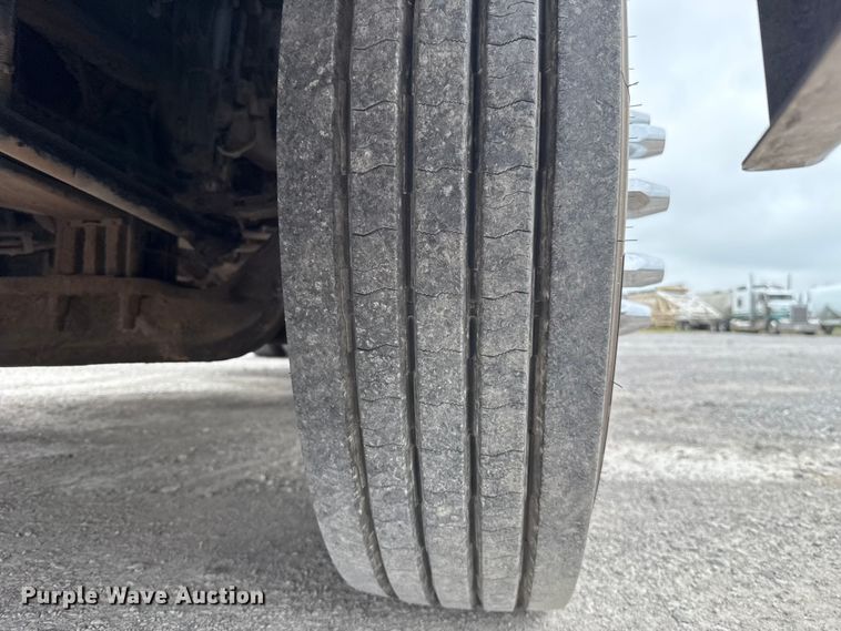 image for item ET6347 2016 Kenworth T680 semi truck