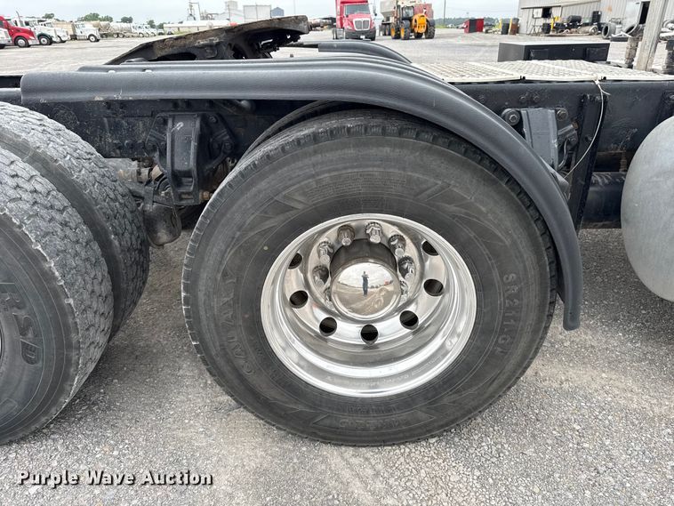 image for item ET6347 2016 Kenworth T680 semi truck