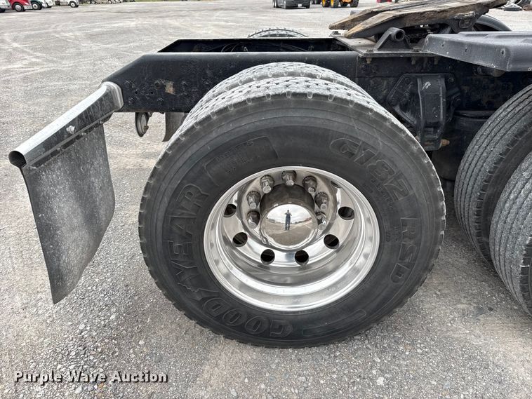 image for item ET6347 2016 Kenworth T680 semi truck
