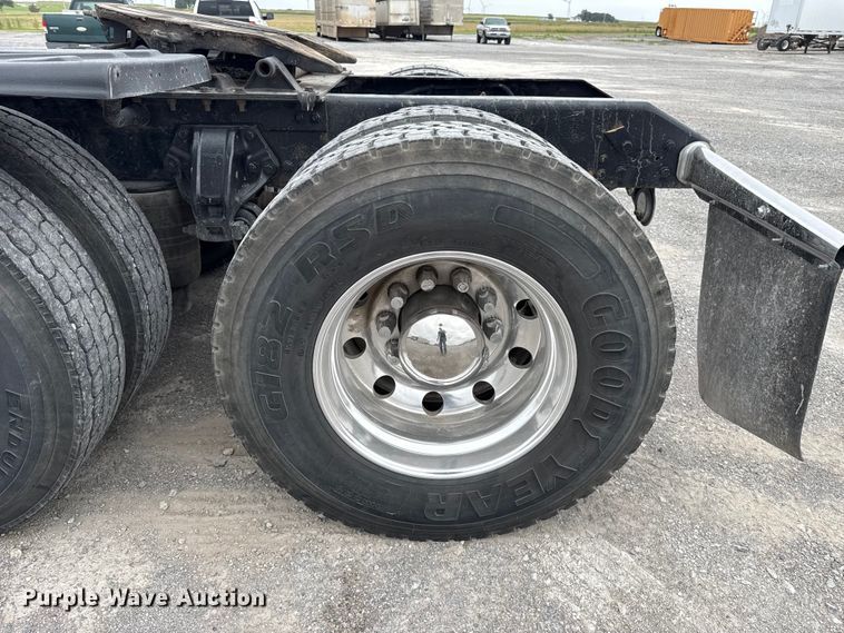 image for item ET6347 2016 Kenworth T680 semi truck