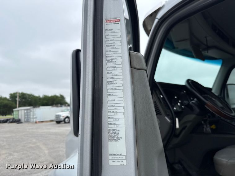 image for item ET6347 2016 Kenworth T680 semi truck